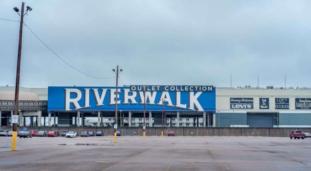 New-Orleans-Riverwalk-Outlook-parking-lot
